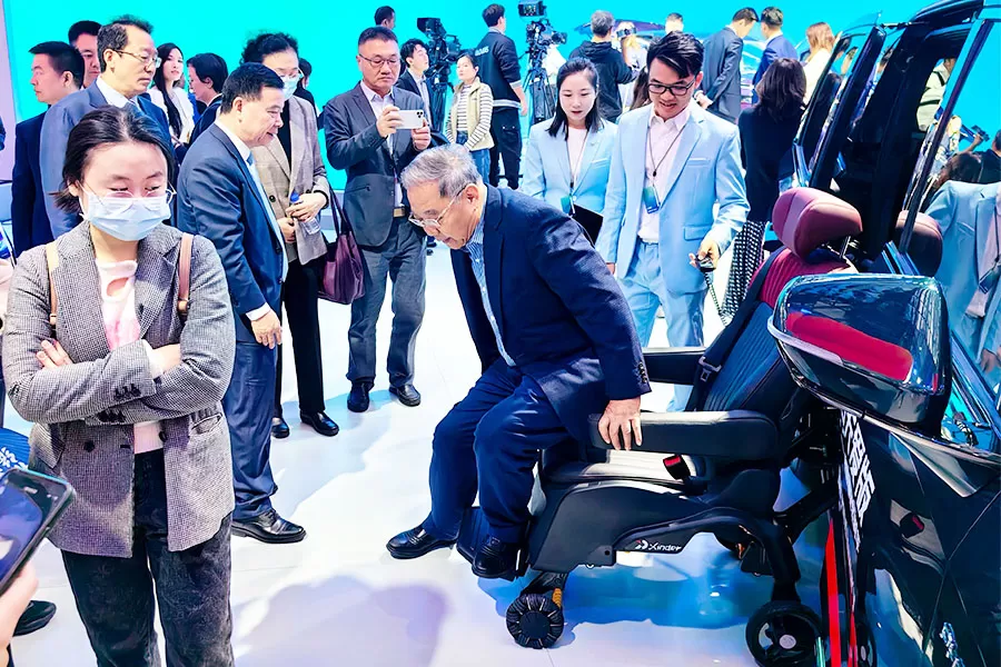 xindetechs-detachable-swivel-seat-debuts-at-guangzhou-auto-show-5.jpg
