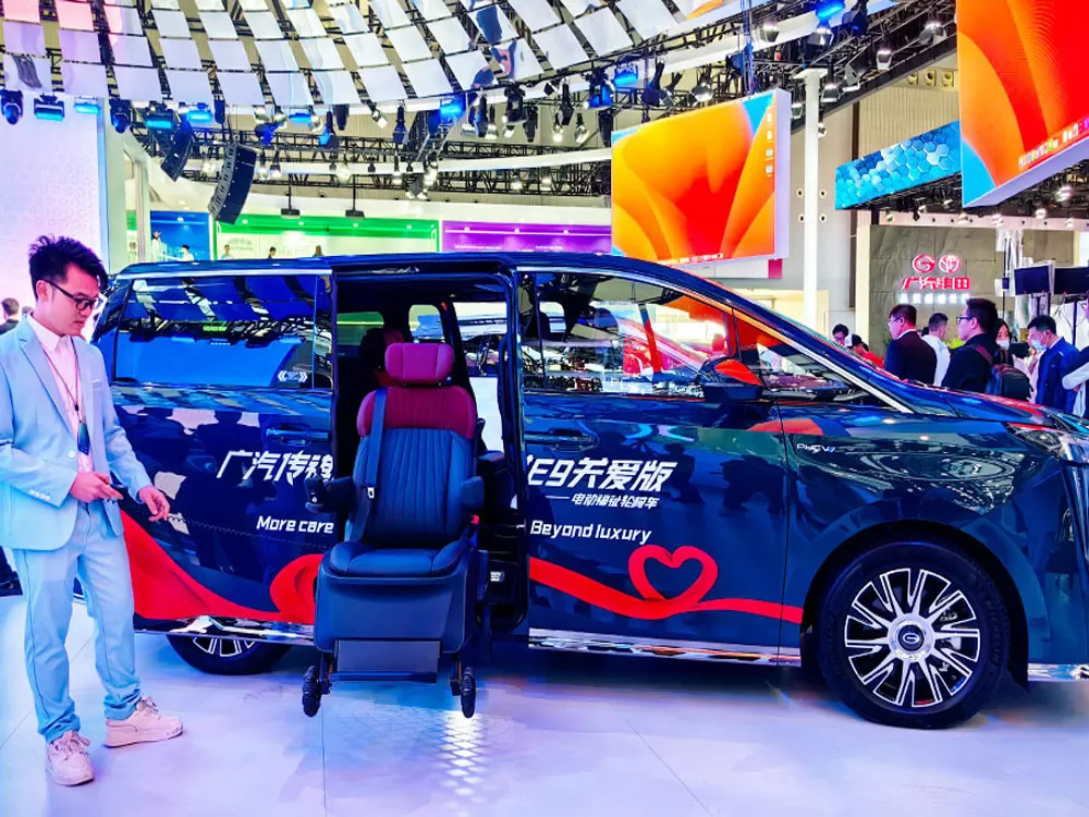 Assento giratório destacável de Xindetech estreia no Salão do Automóvel de Guangzhou